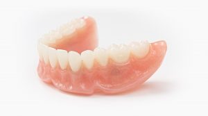 Zahnprothese auf weißer Fläche